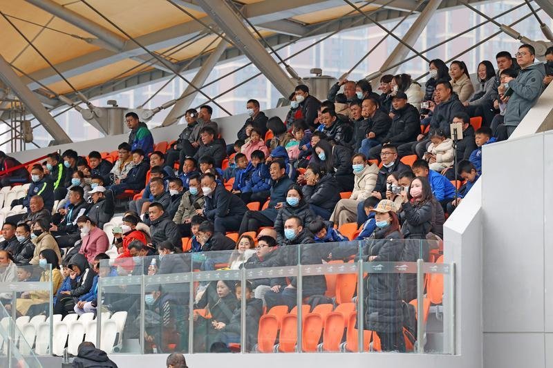 包含赛场上的精彩瞬间吸引众多球迷驻足观望的词条