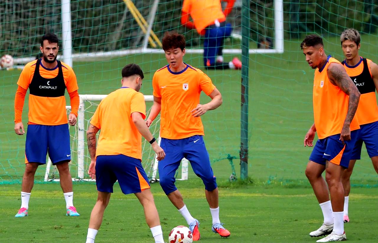 中超联赛上演激烈较量，球员展现实力