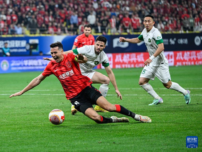 中超联赛上演激烈较量，球员展现实力