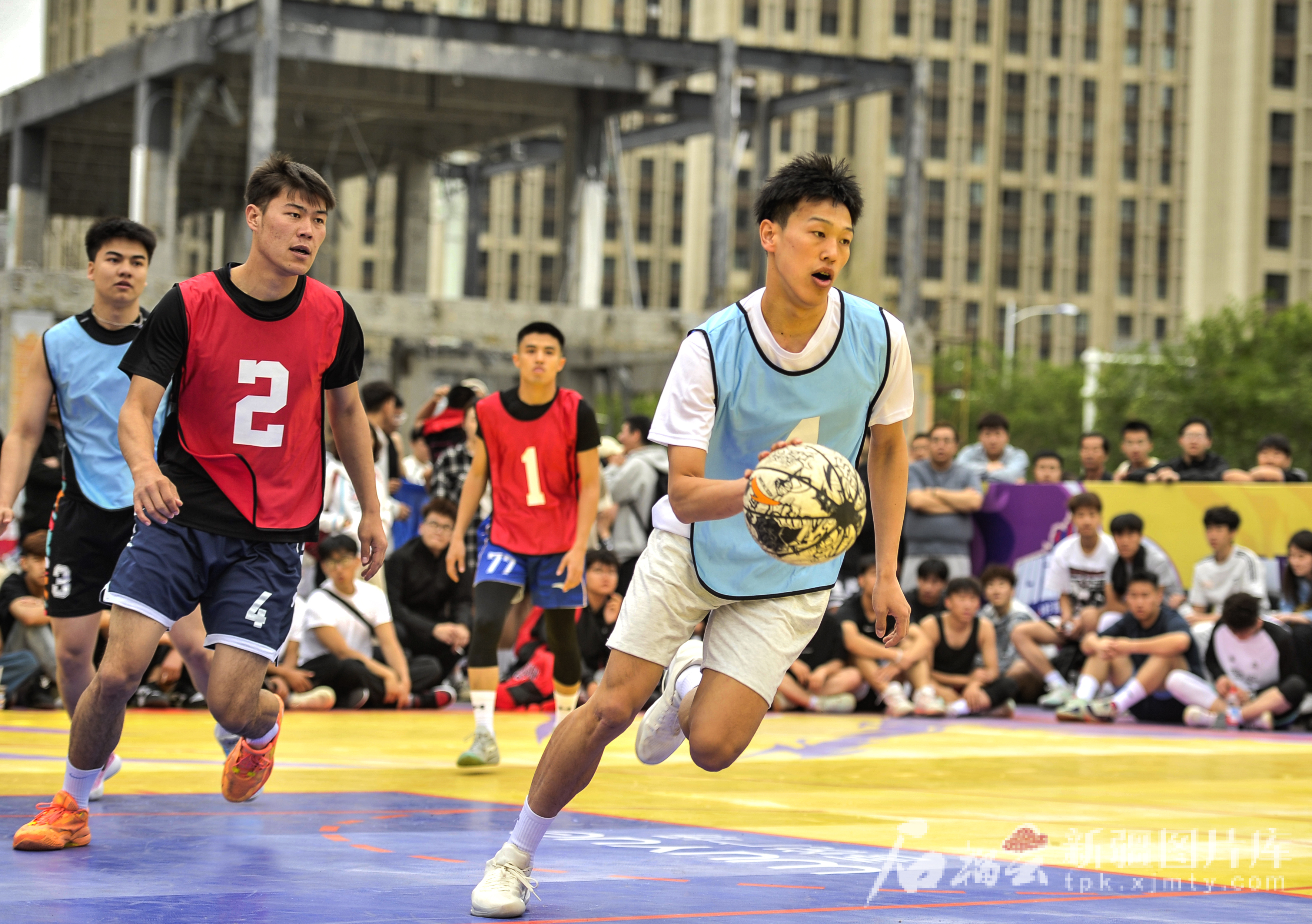 热血奋战球场，篮球比拼如火如荼，激情挥洒的简单介绍