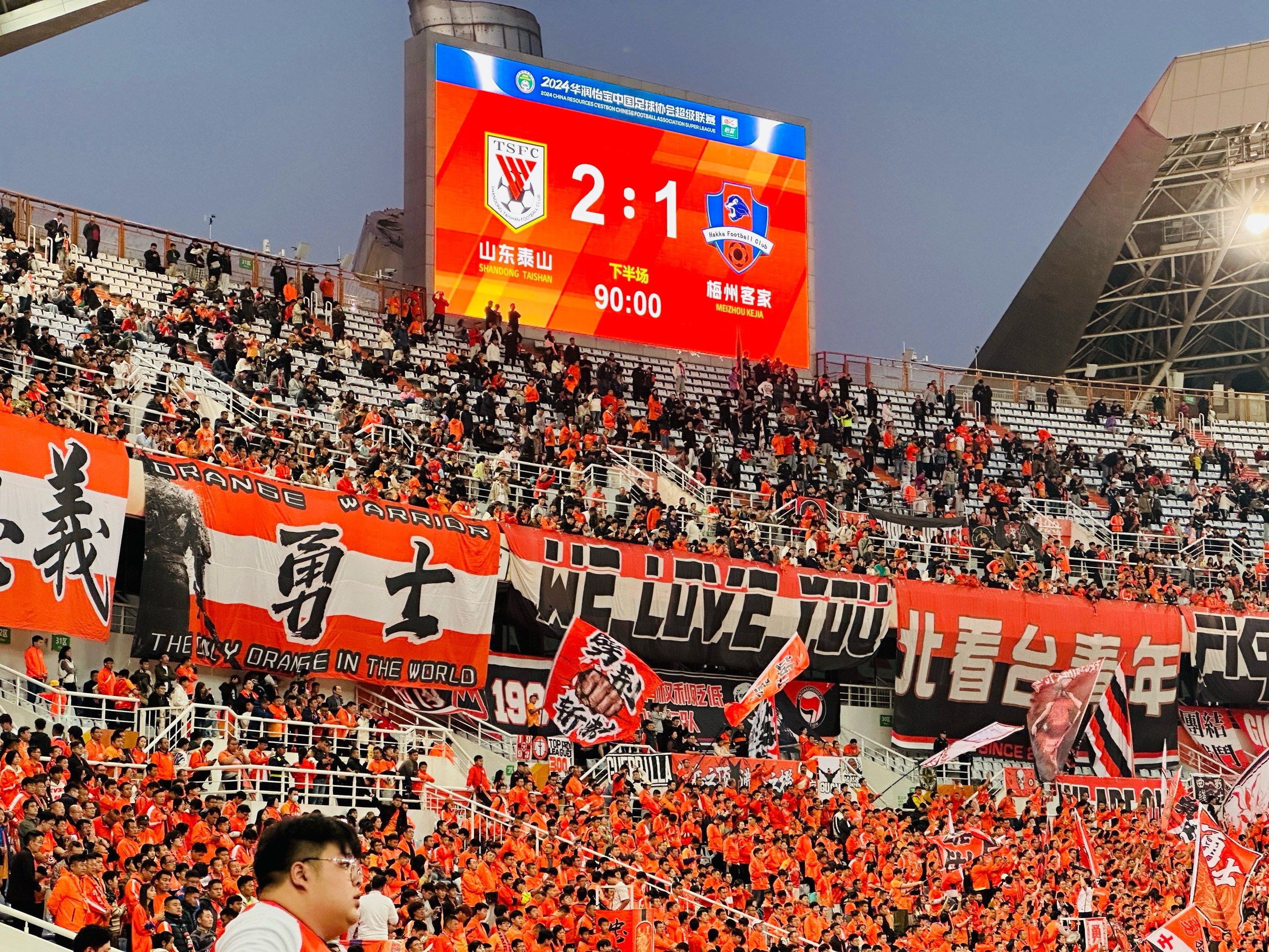 热血奋战球场，篮球比拼如火如荼，激情挥洒的简单介绍