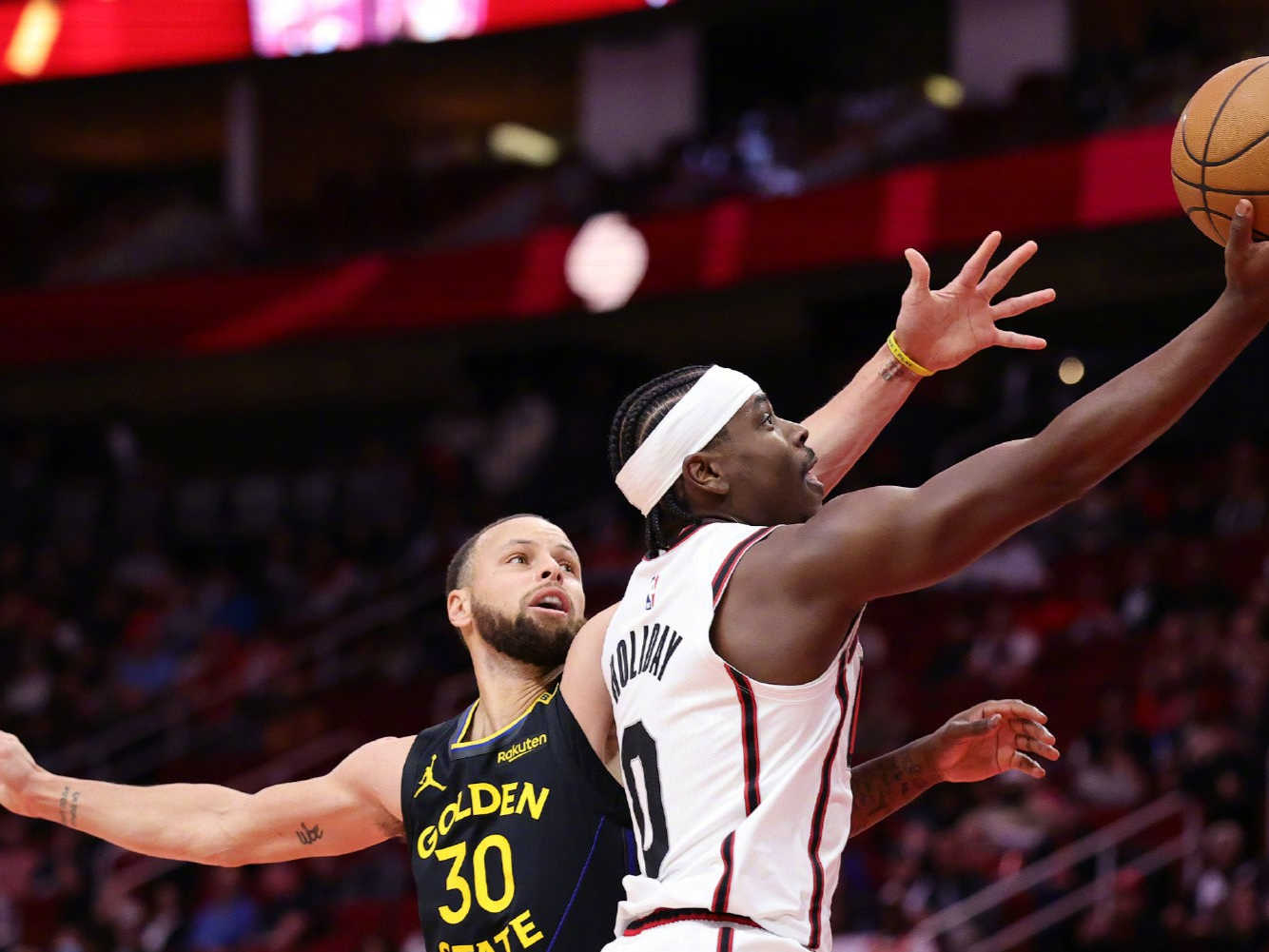 包含勇士队整体防守稳固，主场赢得比赛的词条