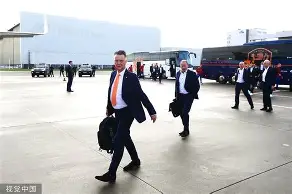 关于荷兰队凭借团队合作力量，取得关键胜利晋级的信息