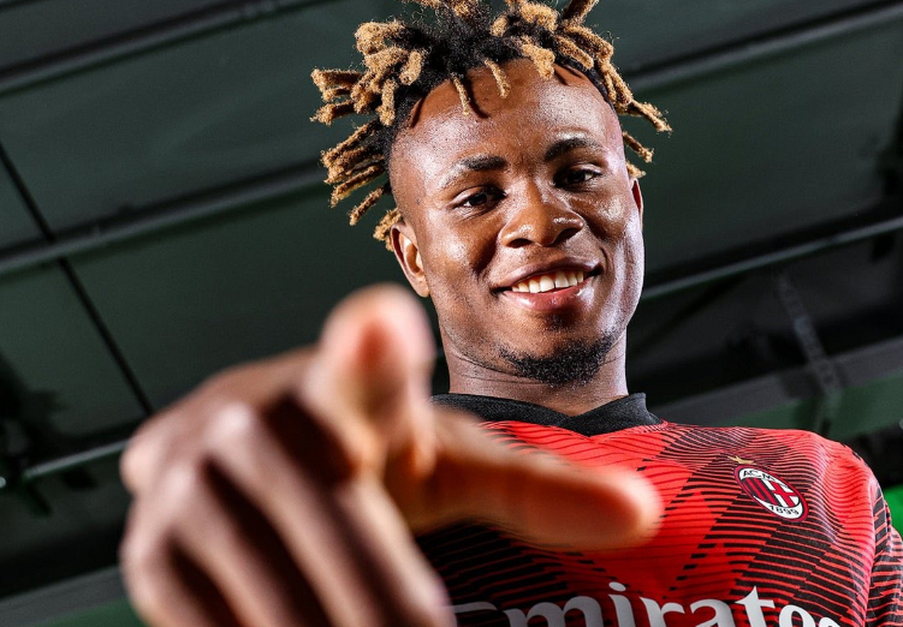 包含AC米兰前锋收获帽子戏法，助球队赢得胜利的词条