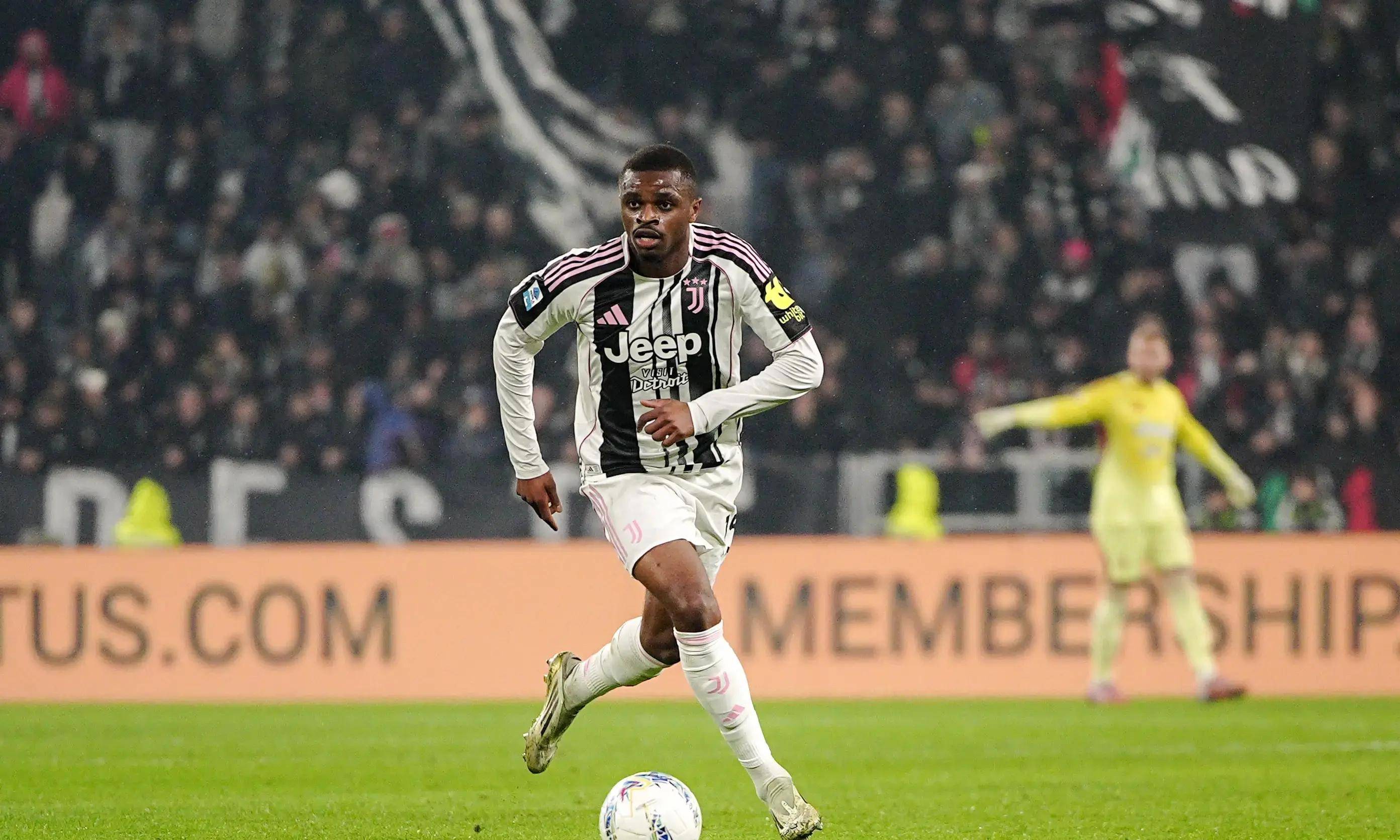 包含AC米兰前锋收获帽子戏法，助球队赢得胜利的词条